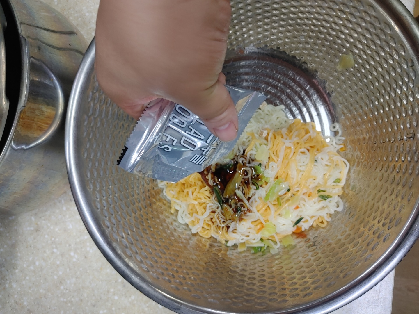 샐러드 누들 스프 투하