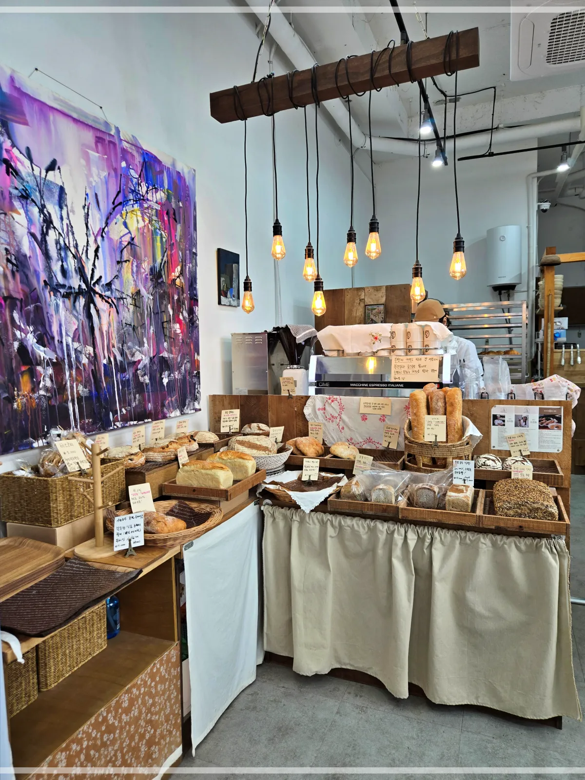 부빵-곽지원빵공방-빵-놓여있는-가게-안-모습