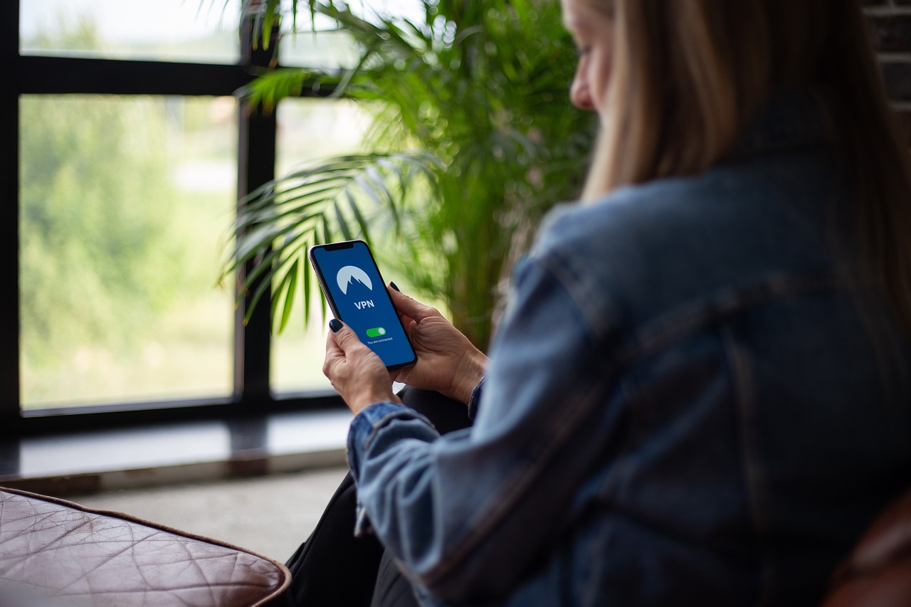 선불 휴대폰을 이용하는 모습