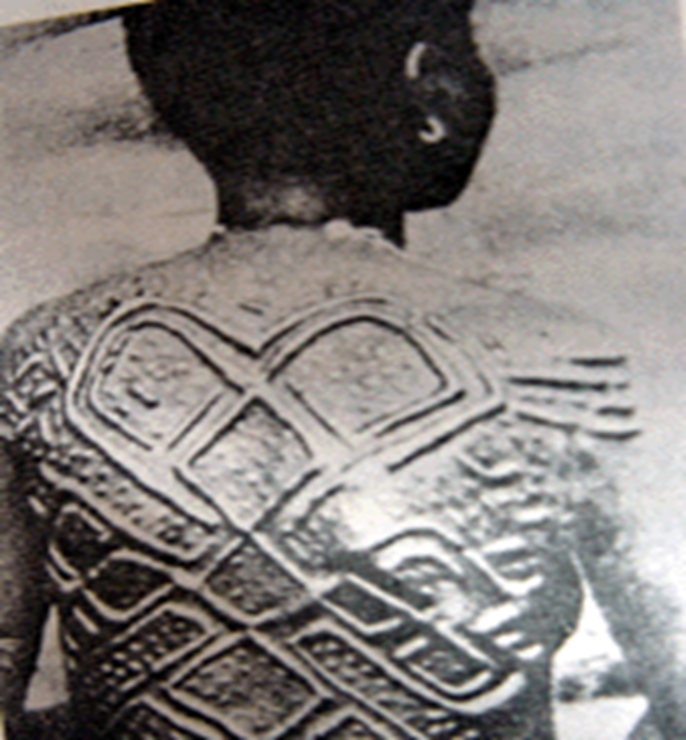 영구적인 장식방법인 상흔으로 장식한 흑인