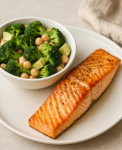 연어 구이와 브로콜리볼 샐러드가 맛있게 조리되어 접시에 플레이팅 된 모습