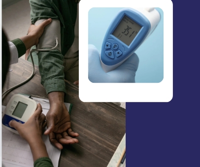 의사가 팔뚝에서 혈압을 재고 있는 모습