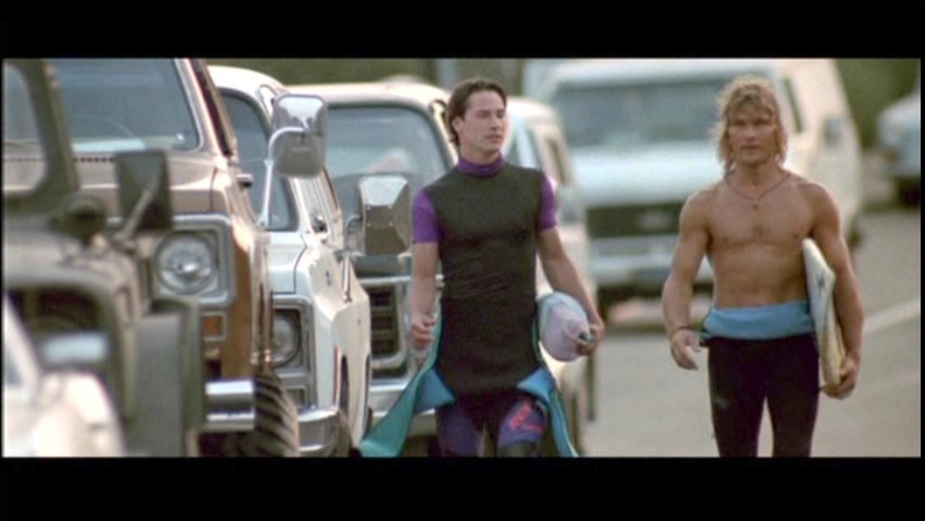 서핑 보드를 옆구리에 끼고 함께 걷는 자니와 보디