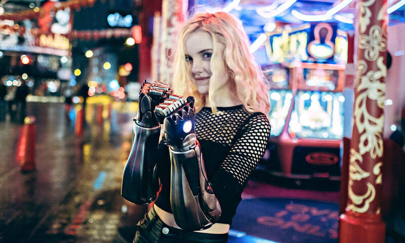 hero arm을 착용한 아이