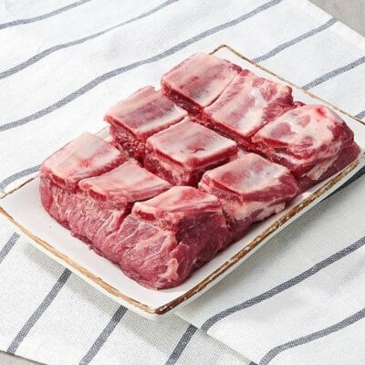 하얀 그릇에 담긴 찜갈비