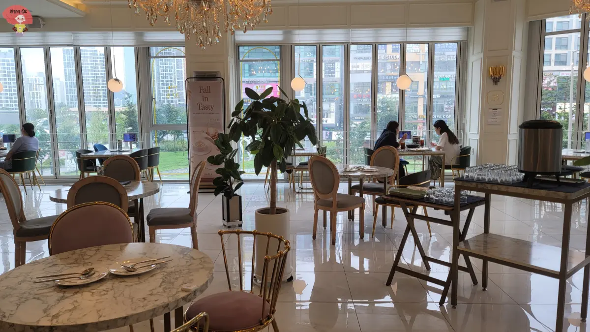 경기-남양주-다산-브런치-카페-37.5-깔끔한-내부-모습-창가에-앉아-여유롭게-식사하는-사람들