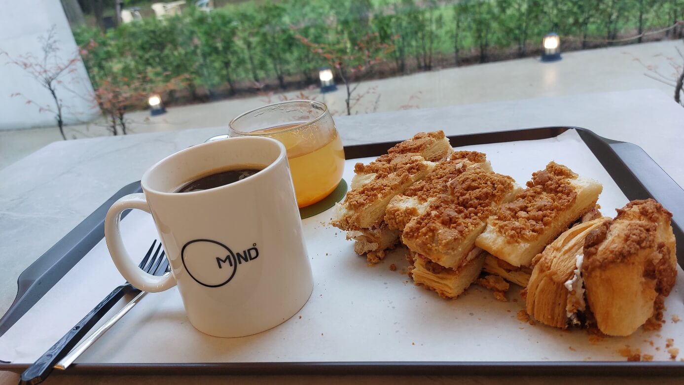 주문 음료와 베이커리