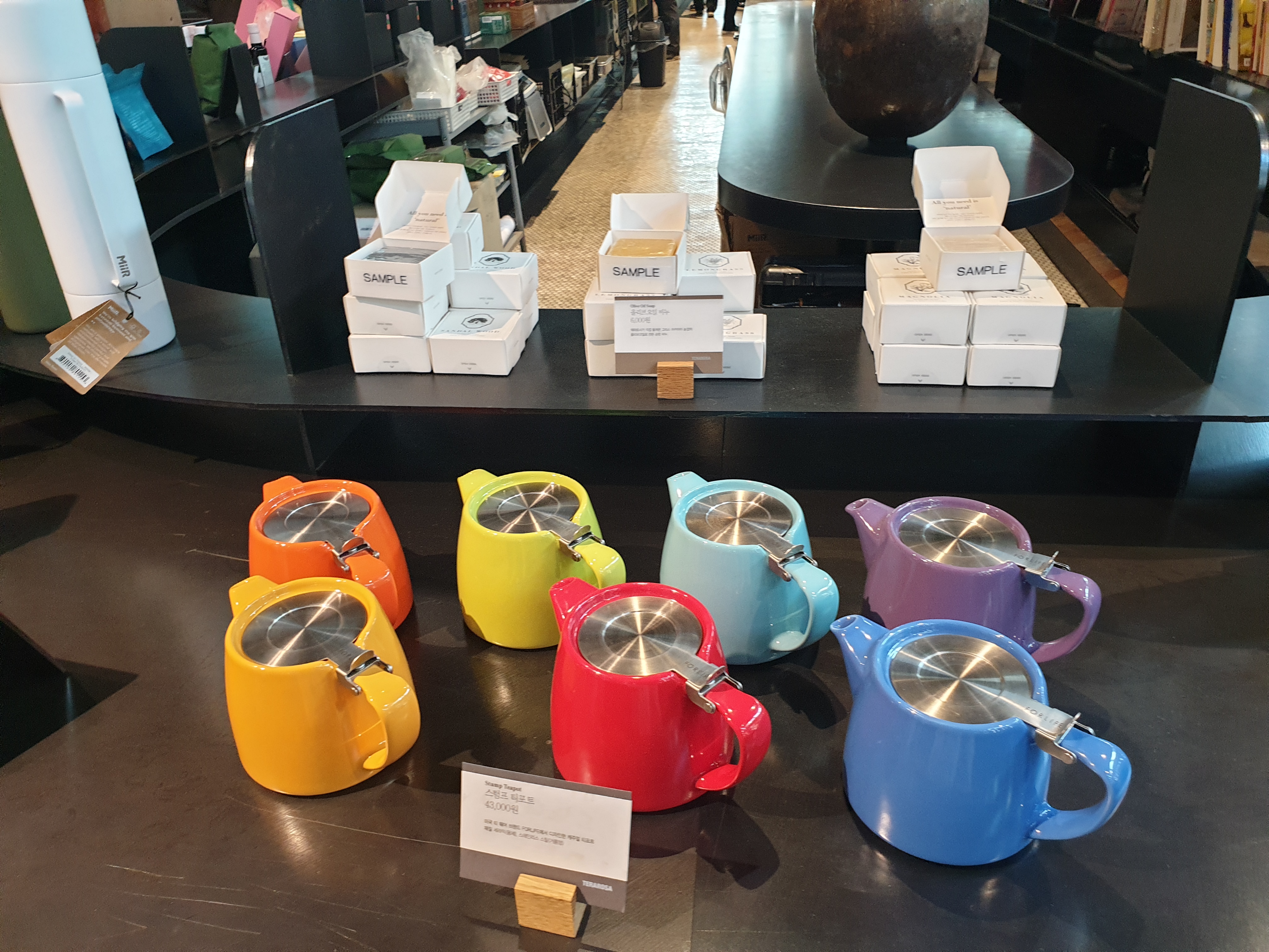 테라로사 텀블러 판매대