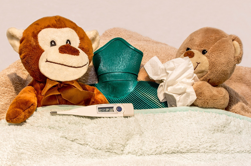 감기로 열이 나고 누워 있는 사진