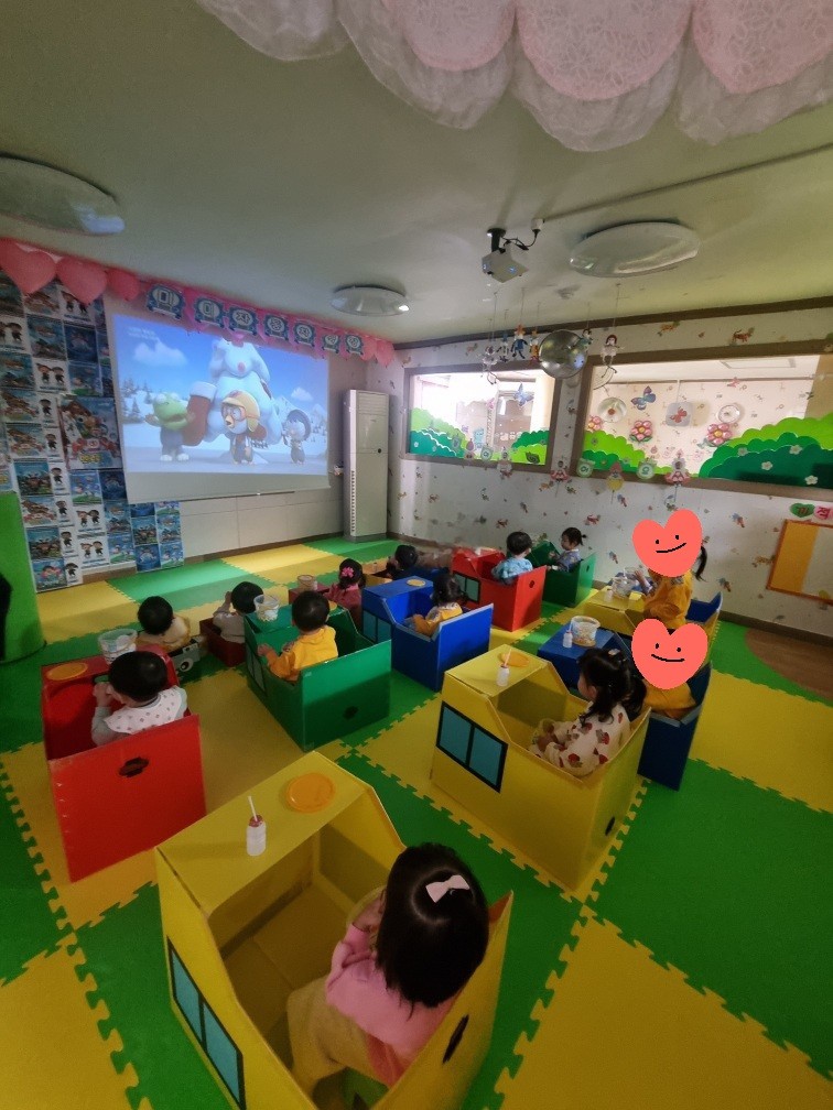 자동차 극장 체험을 하는 아이들