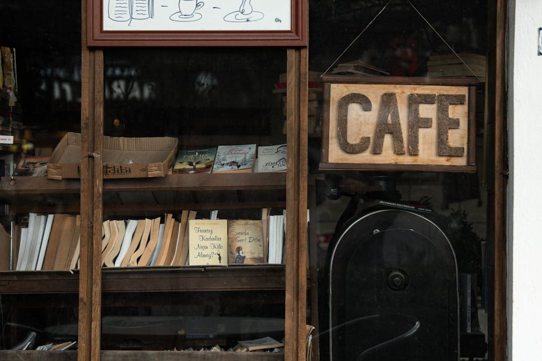 소상공인 대출을 고민하는 소상공인의 카페 전면 모습