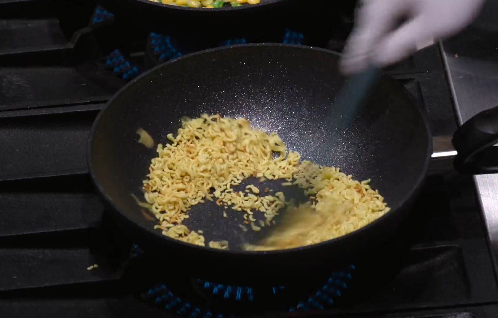 라면을-잘게-부숴-프라이팬에-볶는다