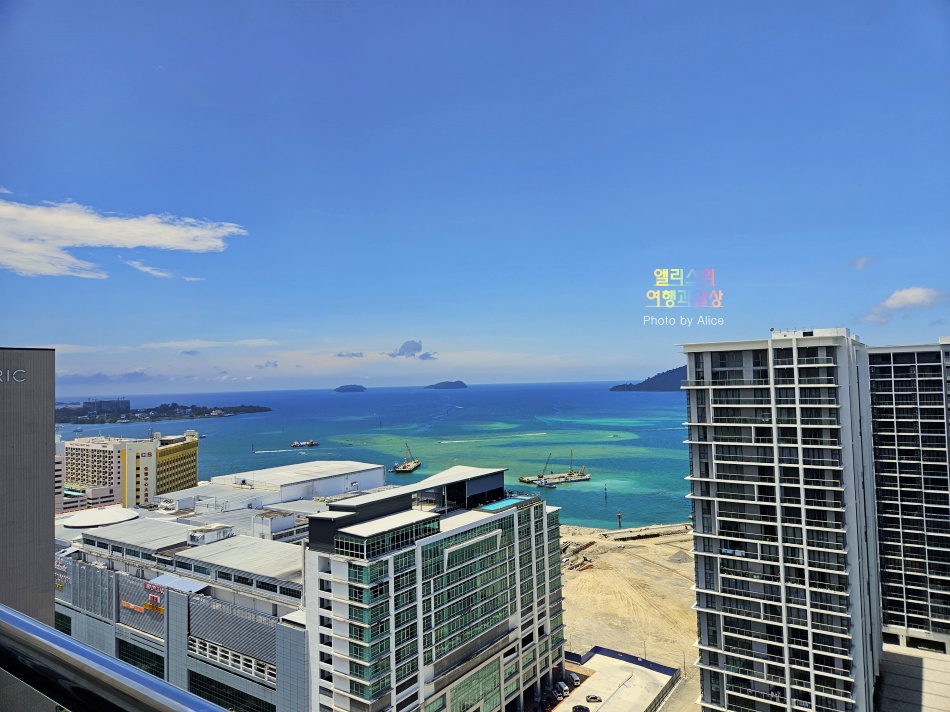 머큐어 코타키나발루 시티센터 호텔 오션뷰 루프탑 수영장