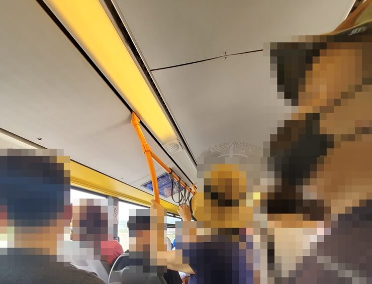 에버랜드&amp;#44; 캐리비안베이 셔틀버스 내부 많은 사람들