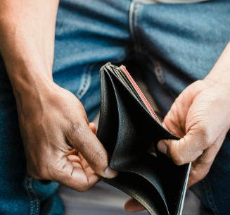 파산한 사람의 지갑 사정을 보여주는 사진