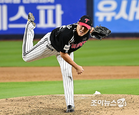 10일 오후 경기도 수원 KT위즈파크에서 열린 '2023 프로야구 KBO리그' 포스트시즌 한국시리즈 3차전 KT 위즈와 LG 트윈스와의 경기가 열렸다.4회말 2사 만루 LG 김진성이 역투하고 있다. [사진=곽영래 기자]