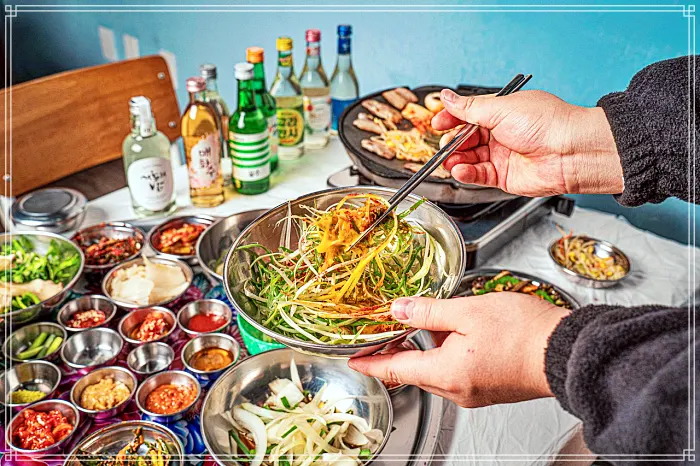 생방송 오늘저녁 수원 인계동 수십가지 반찬, 레트로 옛날 학교 교실 분위기, 냉동 삼겹살 맛집