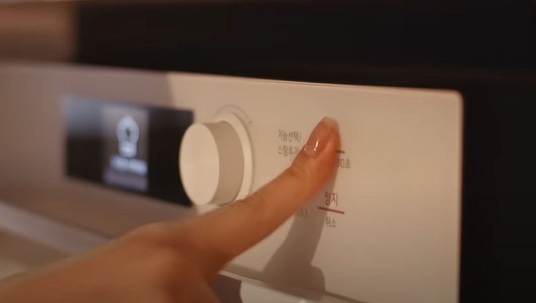 LG ThinQ 앱을 활용해 전기 요금을 줄이는 방법을 설명하는 스마트폰 이미지