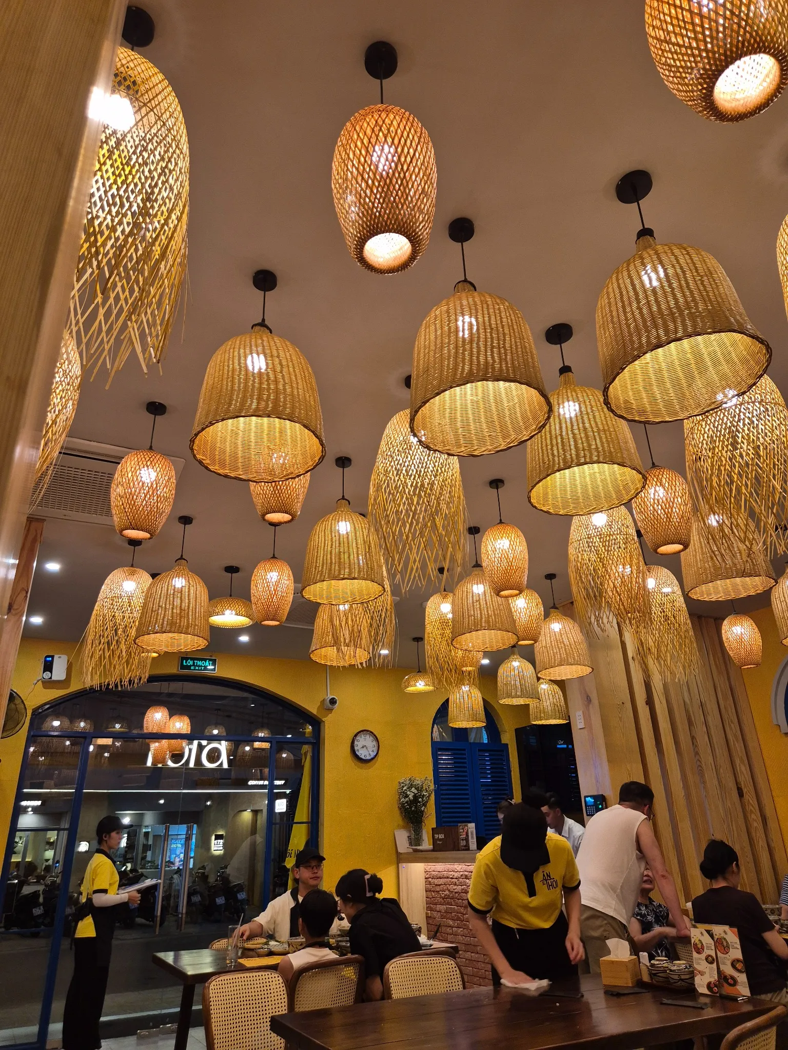 천장에 라탄 조명이 가득한 안토이 레스토랑 내부