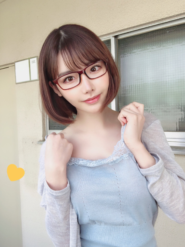 안경쓴 아파트 단지 미녀 후카다 에이미(Eimi Fukada, 深田えいみ) 사진