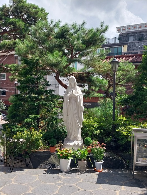 갈현동성당 성모동산, 성모상 사진입니다. 성당 건물 정문 맞은편에 있습니다.