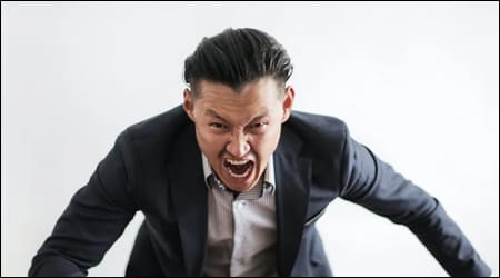 거세게 소리를 지르고 있는 남성