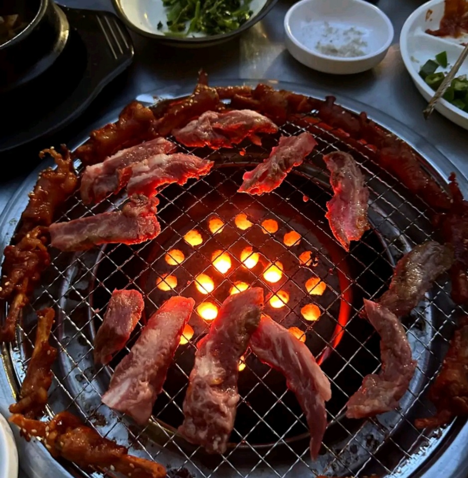 연탄물에 소갈비살 굽고 있는 사진