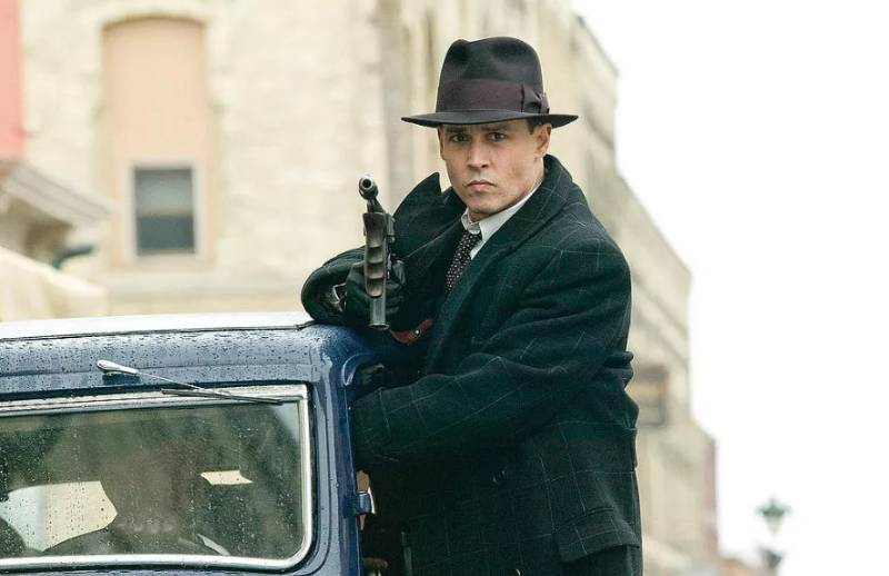 자동차 위에서 장총을 들고 있는 존