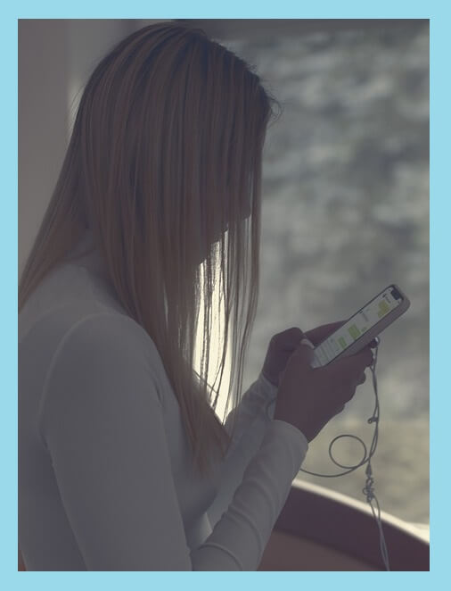 스마트폰-채팅하는-여자