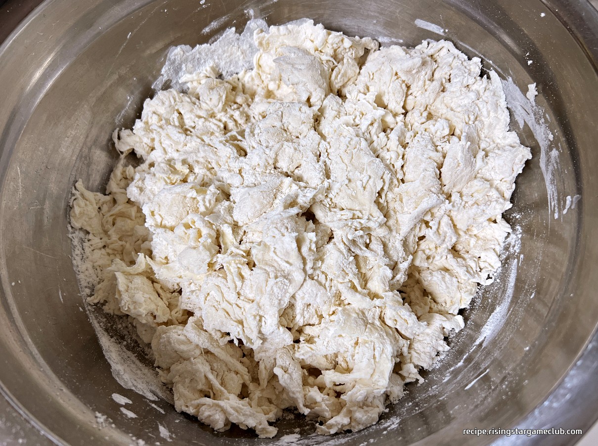 바지락 칼국수의 반죽을 숟가락으로 섞어 놓은 사진