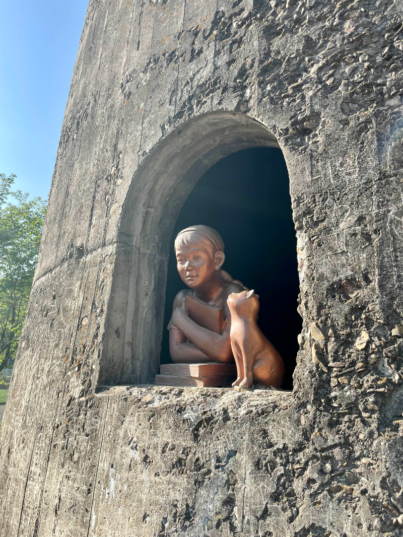 화본역 급수탑 실외 소녀와 고양이
