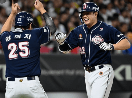 승리를 자축하는 두산