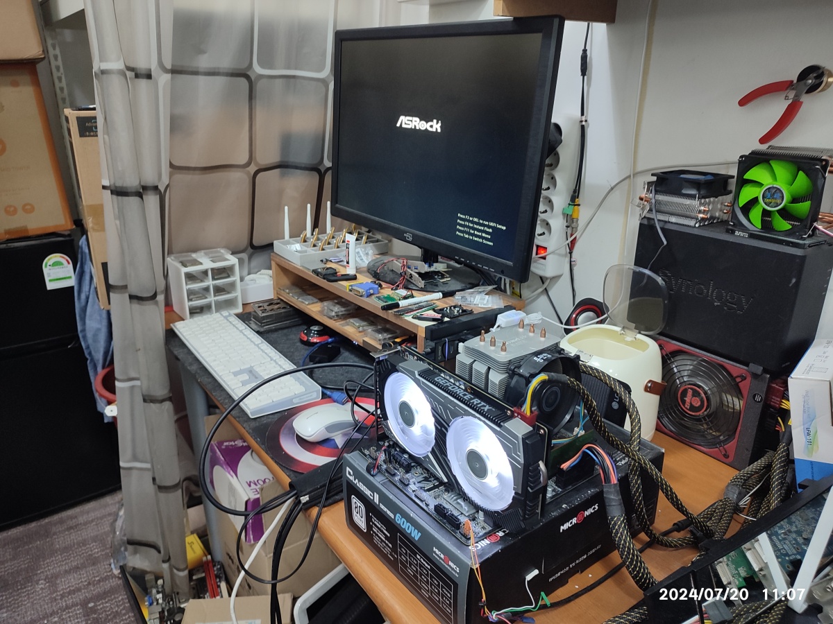 손님의 그래픽카드를 제 테스트용 컴퓨터에 연결해서 부팅을 시켜봤습니다.