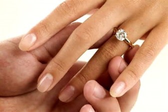 약지-손가락에-다이아-반지를-끼고있는-손을-잡아주는-남자