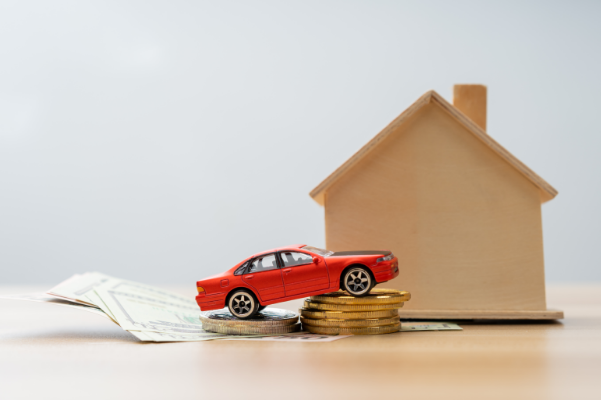 자동차와 집과 지폐들