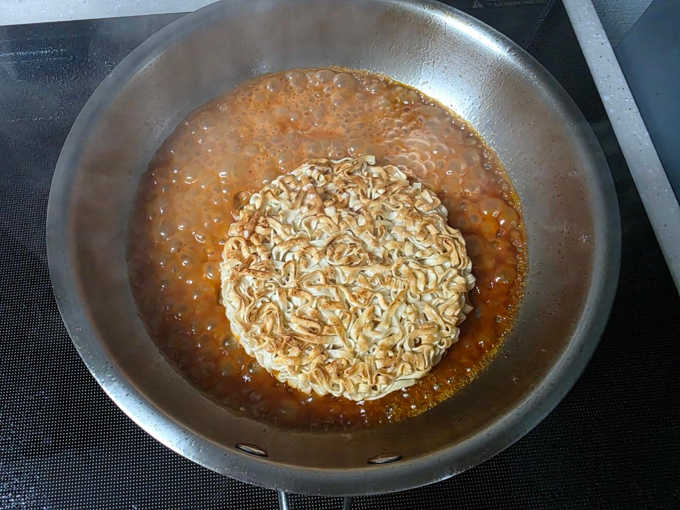 소스와 면 섞기