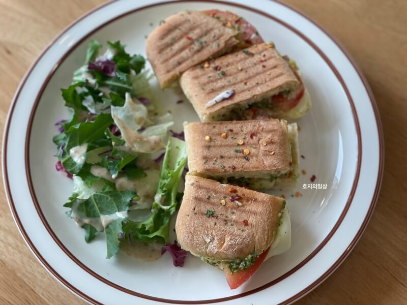수원 브런치 카페 맛집 유유진진 - 바질 토마토 파니니