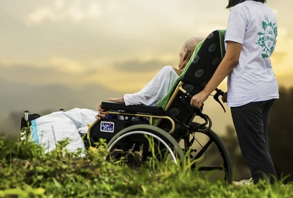 노부모 간병의 심각한 현실 - 형제간 갈등, 노후 자금 부족, 실직 우려