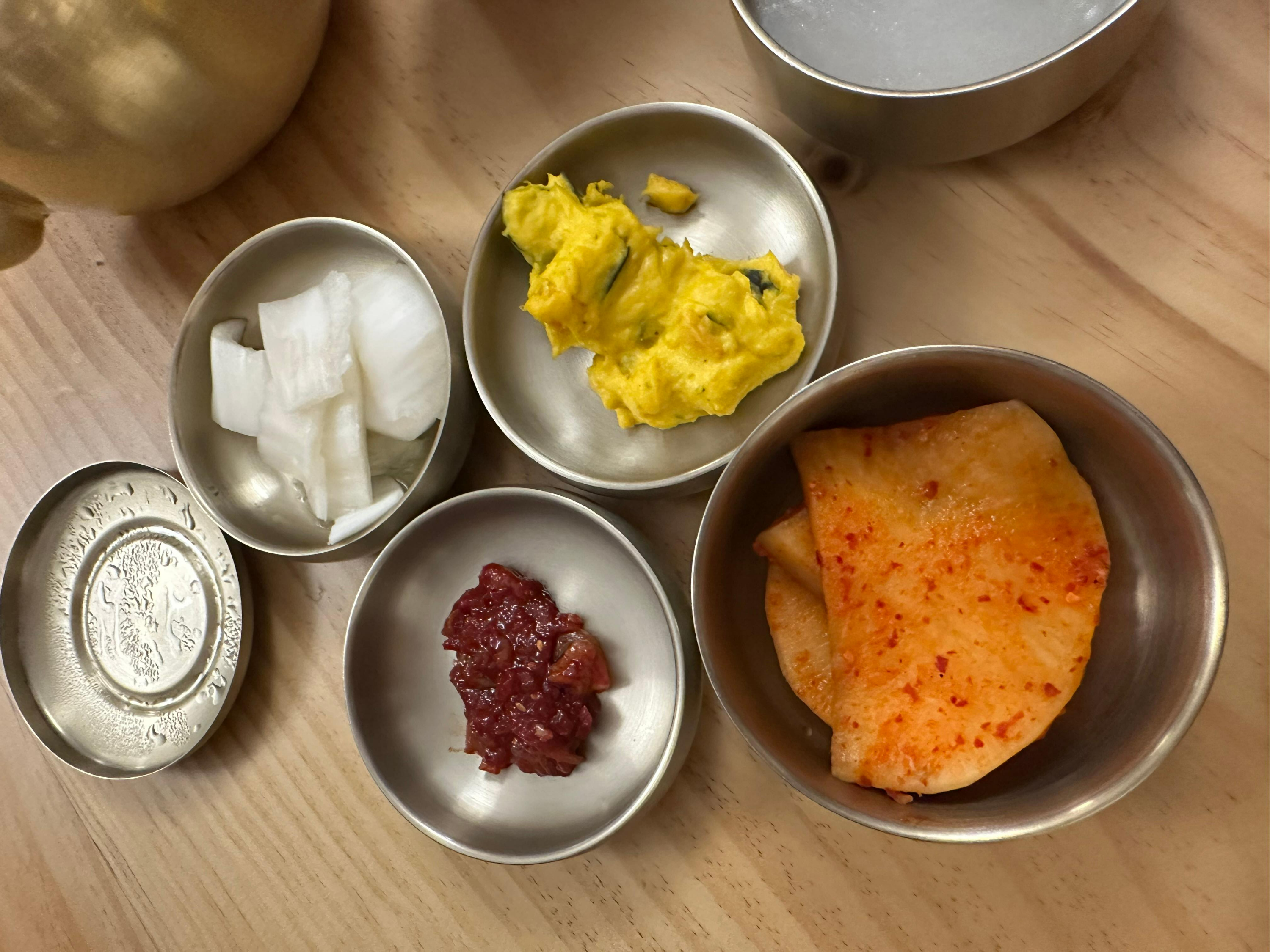 Korean Beef Yukhoe(raw beef) Bibimbap + Secret Spicy Gochujang = Absolutely Delicious (Seoul Yongsan Samgakji Hanwoo Malbang Gukbap, Korean Beef Yukhoe Bibimbap, Grilled Rice Cake, Korean Beef Cold Raw Soup, Yuk sashimi, Yukhoe, Super Fast Table Turnover, Spacious, Modern, Sophisticated, Clean and Pleasant Interior, Yongsan Korean Restaurant)