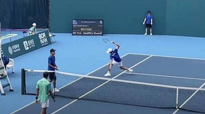 권순우가 라켓을 던지고 있다