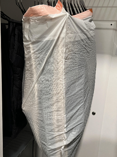 옷은 옷 넣는 상자를 제공한다고 꺠끗한 쓰레기 봉투에 넣으라고 안내 되어있어서 그렇게 준비했다.