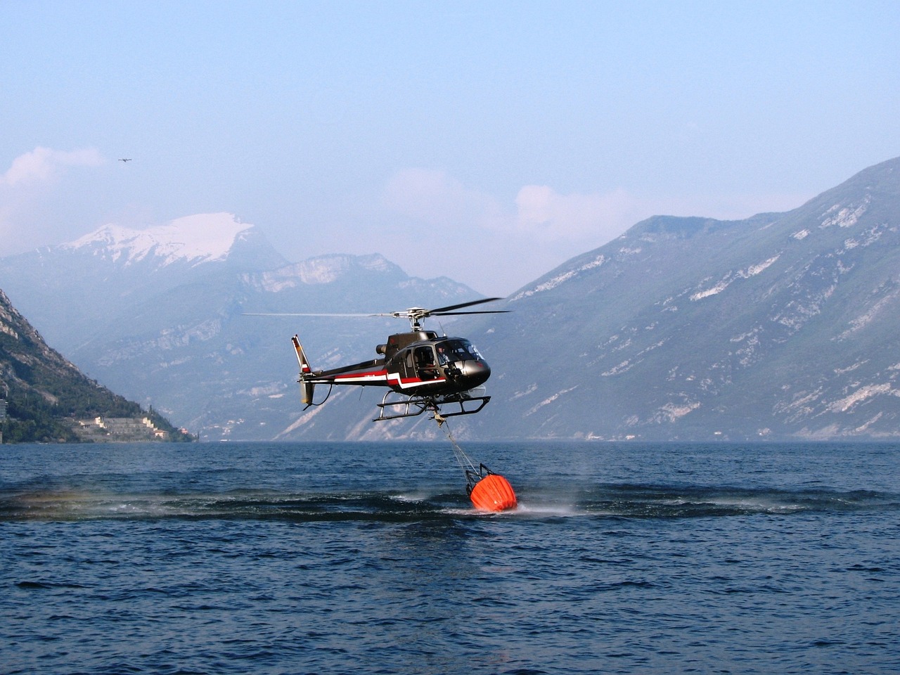  대구 북구 함지산에서 발생한 대형 산불 진화작업중