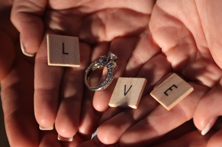사랑하는 사람과 반지
