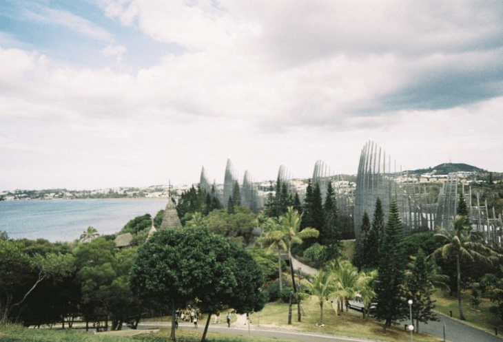 뉴칼레도니아-치바우-문화센터-전경-렌조피아노가 설계한-건물과-바다가-함께-보임