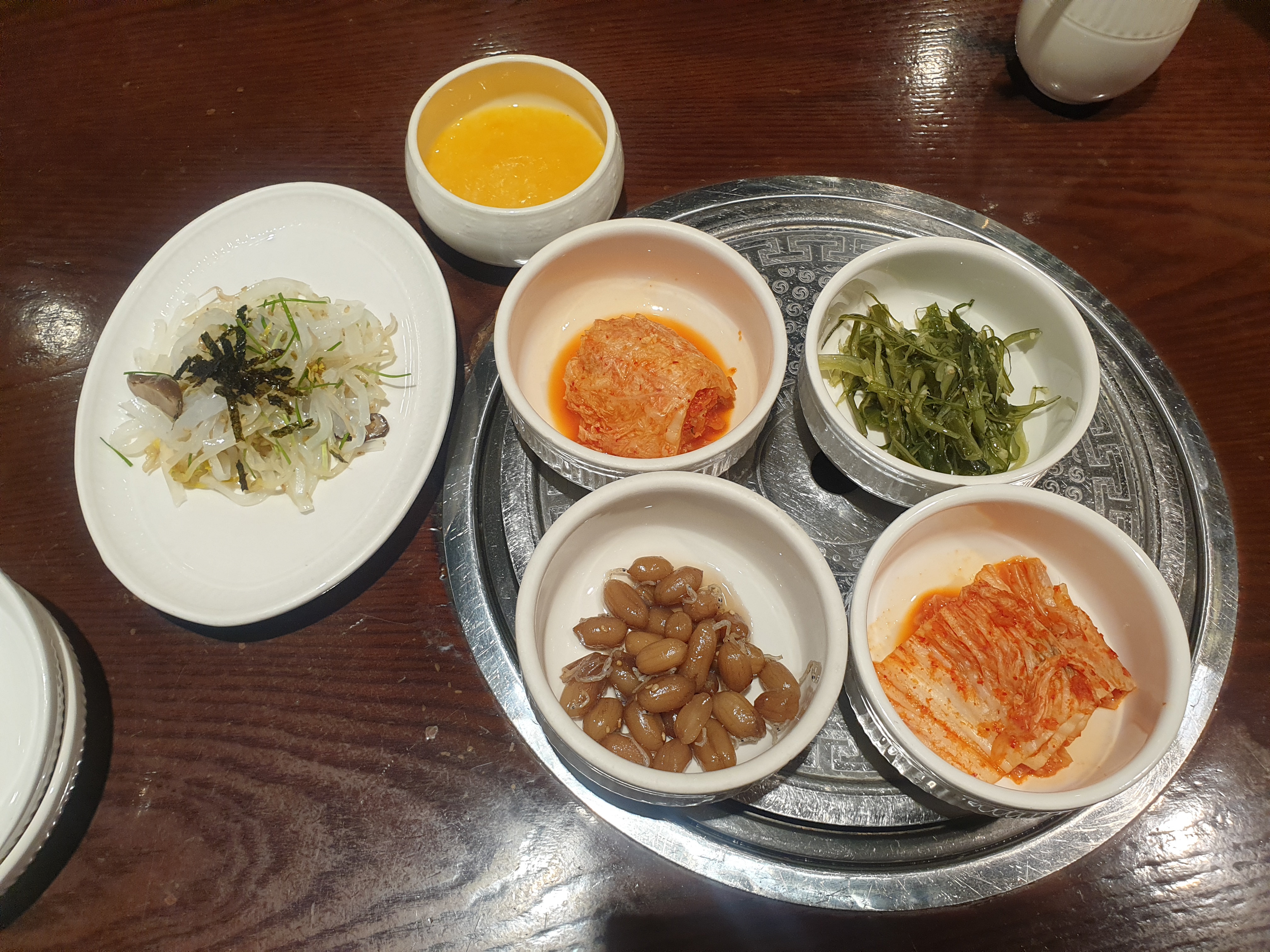 밑반찬들