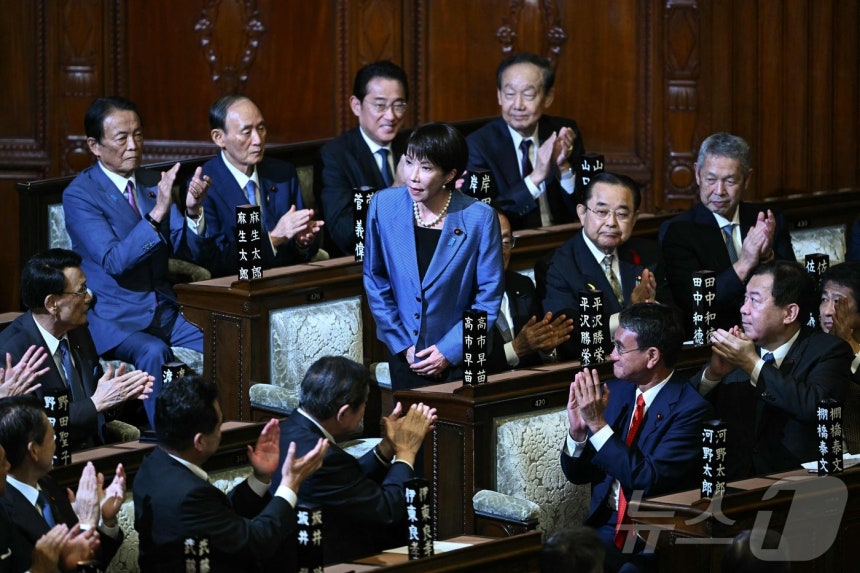 일본 집권 여당 자민당의 다카이치 사나에 총재가 21일 임시 국회에서 진행된 중의원 1차 총리 지명 투표에서 과반 득표로 총리로 지명되자 자리에서 일어나 인사하고 있다.