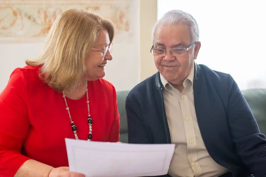 퇴직연금 중간정산 관련 서류를 확인하며 상담 중인 노부부