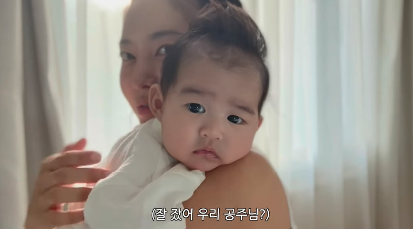 김윤지가 첫 딸 출산 후 아기를 품에 안고 있는 행복한 모습