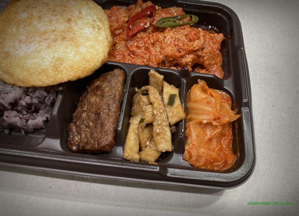 GS25 편의점 혜자로운 집밥 제육볶음 도시락 2023년 3월 반찬 구성(떡갈비,어묵(오뎅),김치)