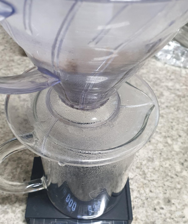테이블 위에 핸드 드립 도구 세팅, 저울, 서버, 드리퍼